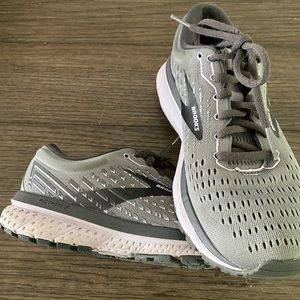 Brooks Ghost 13- size 8. Grey black lavender